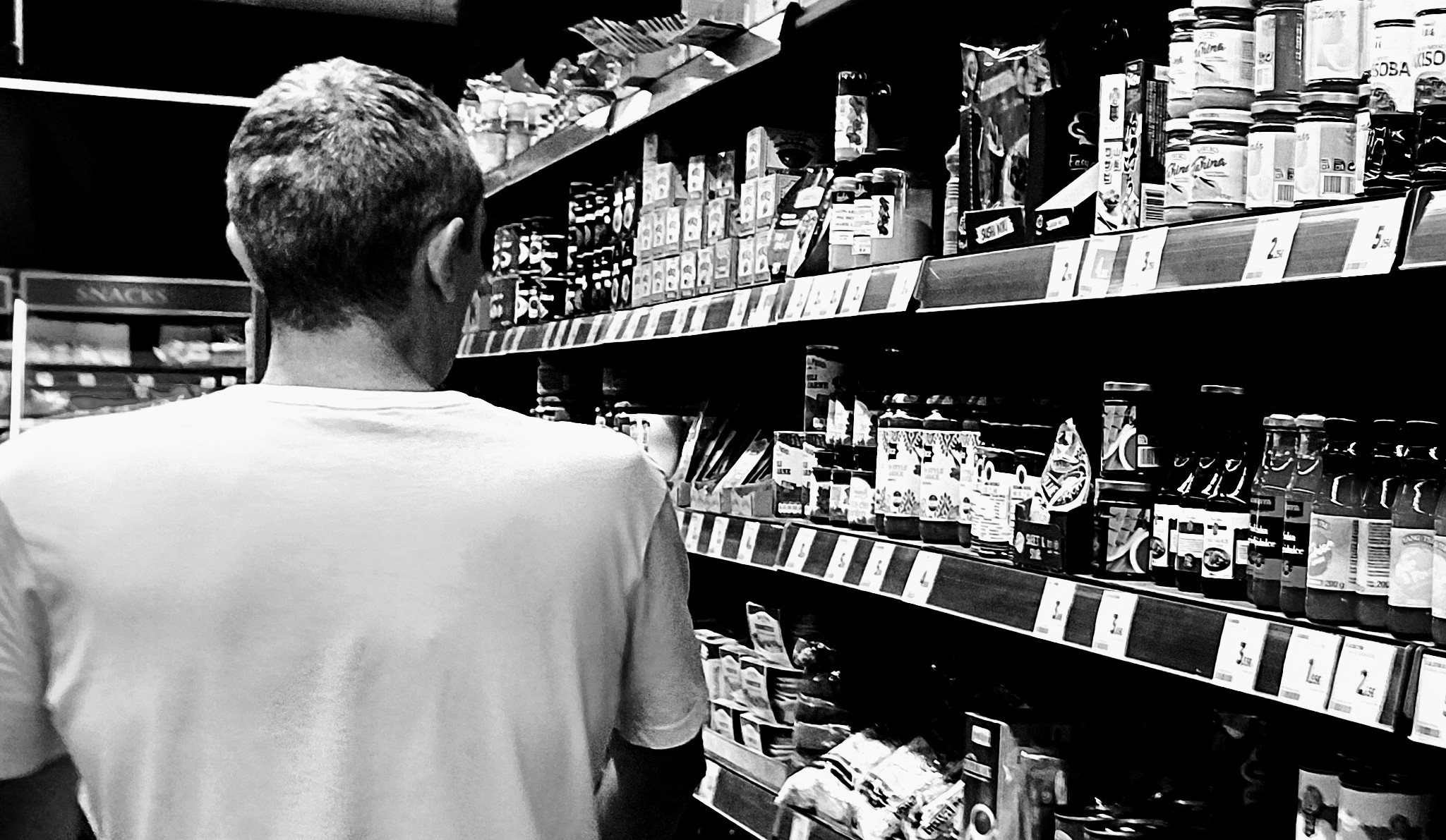 DJ Imbencible empujando un carrito en el supermercado (B/N)